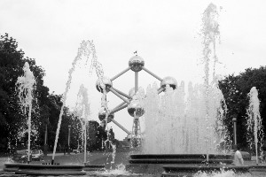 Atomium zostało zbudowane jako pawilon wystawowy Światowej Wystawy Expo w 1958 roku jako symbol demokracji i pokoju wśród wszystkich narodów, wiary w postęp techniczny i naukowy oraz jako optymistyczna wizja przyszłości współczesnego, nowego, super-technicznego świata. Od tamtej pory stało się  niekwestionowanym symbolem Brukseli.