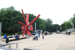 Przed wejściem do pawilonu wystawowego Atomium umieszczono Rockgrowth - rzeźbę autorstwa Arika Levy-ego. Czerwony kryształ z lustrami symbolizuje rozwój, wzrost i emanuje widza pozytywną energią. Proces tworzenia tej rzeźby oraz inne prace tego autora można obejrzeć na stałych wystawach wewnątrz Atomium.
