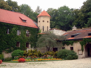 Link to full sized version of 20-dziedziniec zewnetrzny Zamku w Pieskowej Skale.jpg