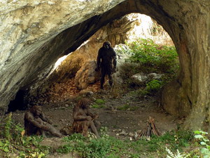 Link to full sized version of 32-rekonstrukcja obozowiska neandertalskiego w okolicach Jaskini Ciemnej.jpg